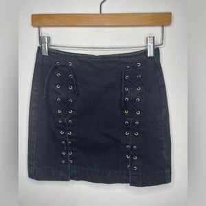 TopShop MoTo Black Mini Skirt W/Front Lace Up & Zipper Back